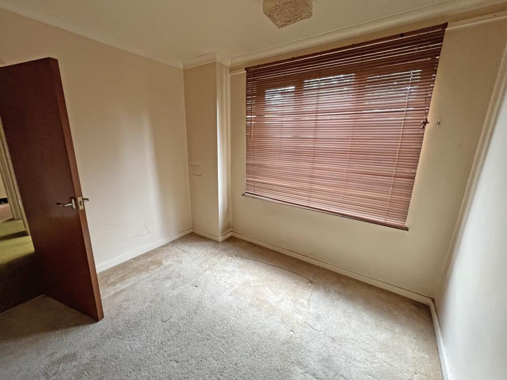 Lot: 130 - TWO-BEDROOM FLAT AND GARAGE FOR IMPROVEMENT - 